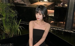 他的手探到我的衣服里作文